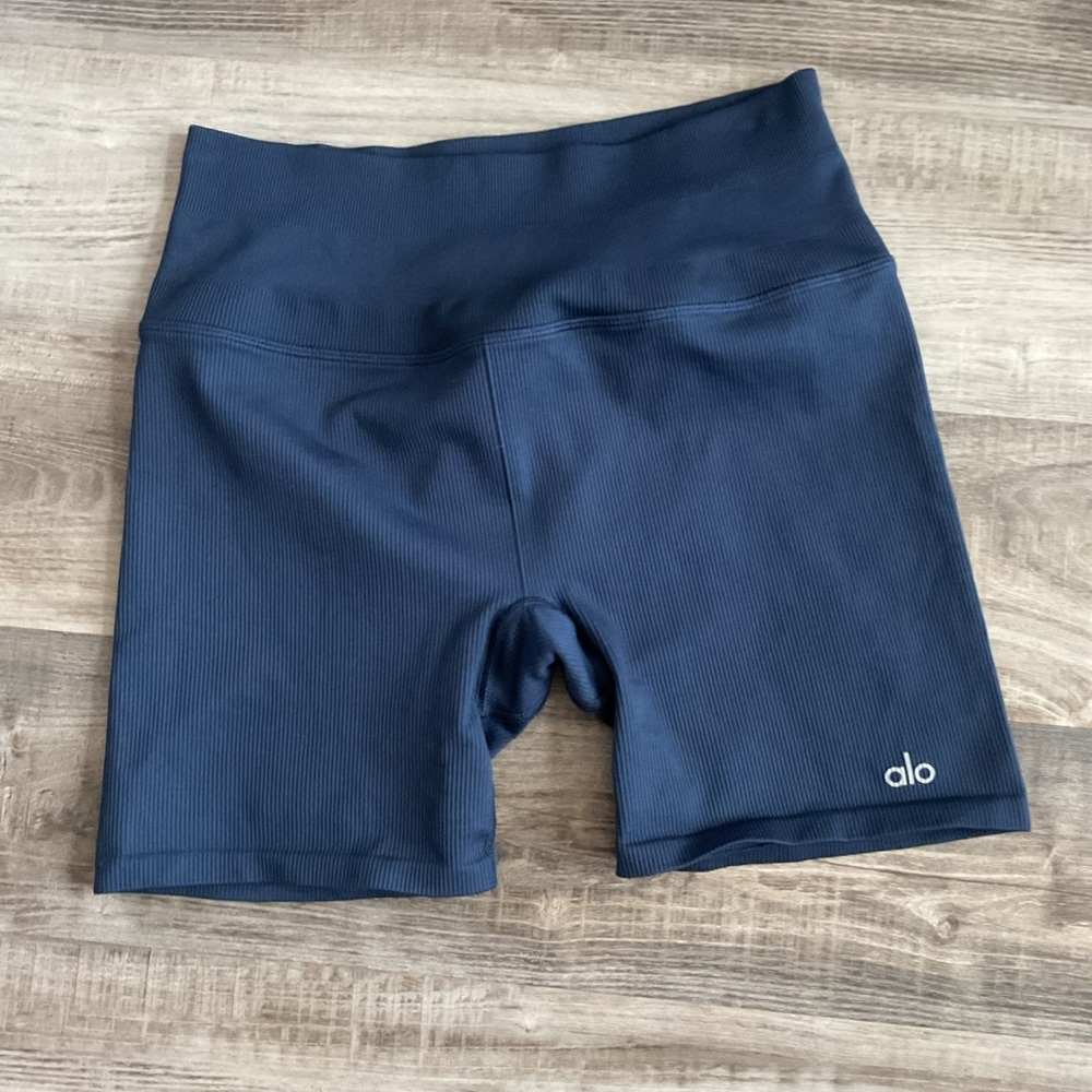 ALO Seamless Ribbed Favorite Short - Picture 2 of 4